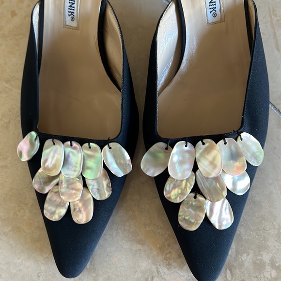 MANOLO BLAHNIK  Black with Tortoiseshell Kitten Mules - Picture 2 of 9